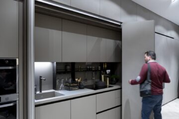 Вопрос качества кухни на заказ напрямую связан с материалами, фурнитурой и сборкой. Низкая цена часто приводит к проблемам уже через год эксплуатации: дверцы перекашиваются, столешница вздувается, а ящики начинают заедать [citation:4]. Дешевая кухня — это не всегда плохо, но она требует осознанного выбора и понимания, на чём именно вы экономите. В этой статье мы разберем, как отличить разумную экономию от ложной, почему дорогая кухня может быть выгоднее дешёвой в долгосрочной перспективе, и как найти баланс между бюджетом и качеством.
